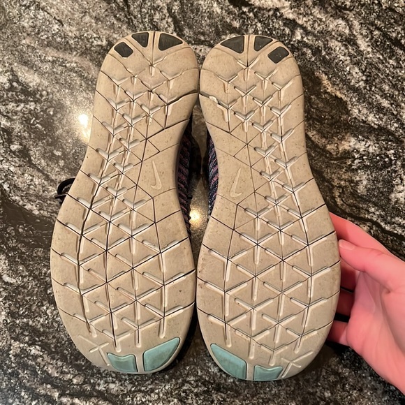 Nike Flyknit Sneaker Tennis Shoe - Picture 3 of 4